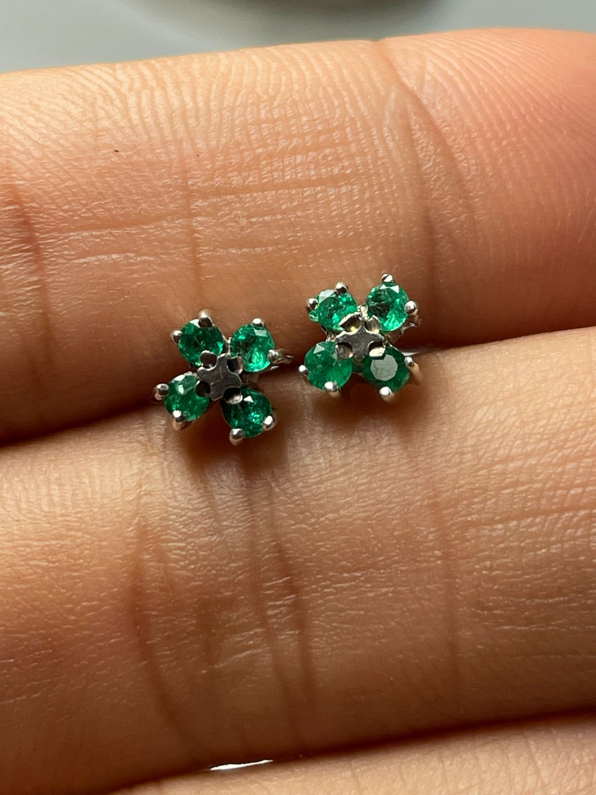 ARETES EN PLATA LEY 925 DISEÑO FLOR 4 ESMERALDAS Mirano