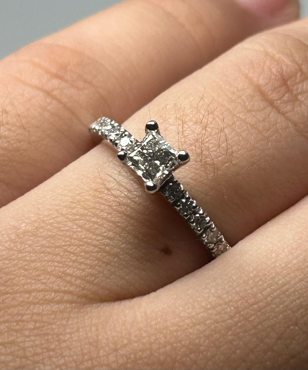 ANILLO ORO 18 KTE BLANCO CON DIAMANTES