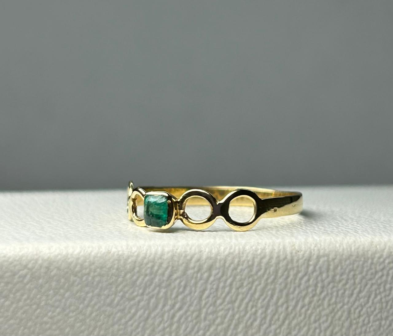ANILLO ORO 18 KTE CUADRADO BISEL PEQUEÑO