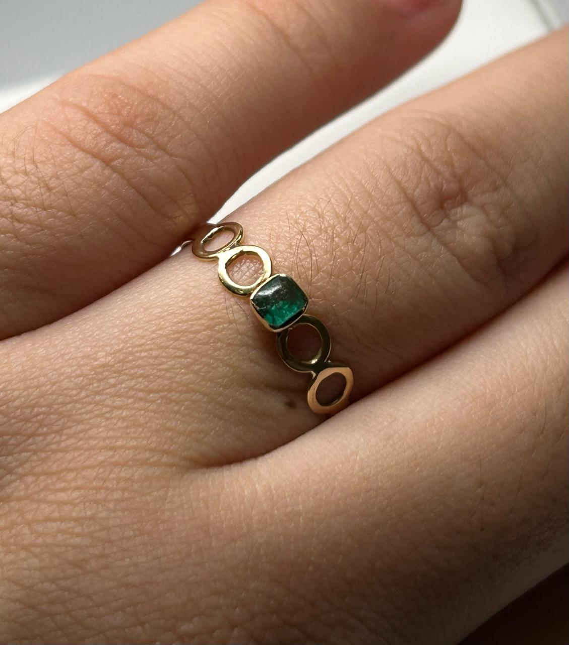 ANILLO ORO 18 KTE CUADRADO BISEL PEQUEÑO