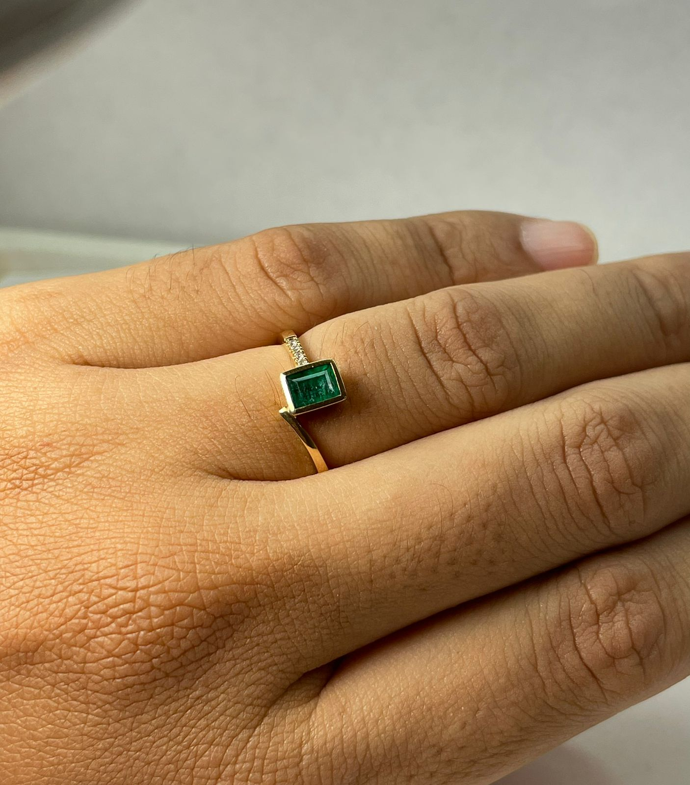 ANILLO ORO 18 KTE ENCONTRADO BISEL CON DIAMANTES Mirano
