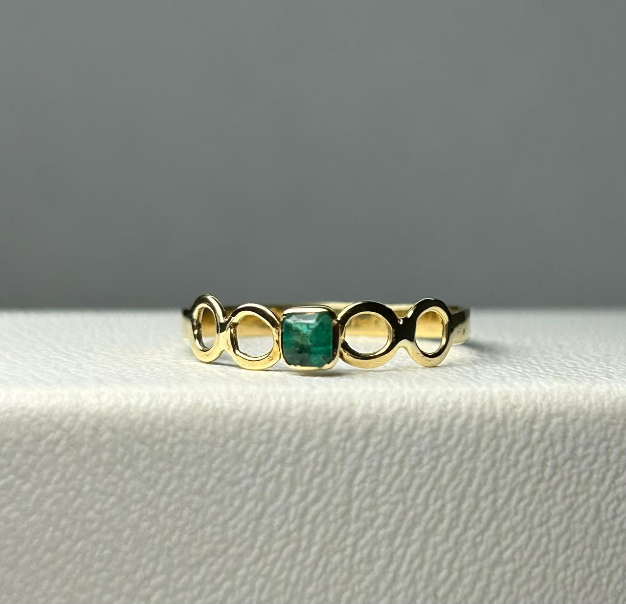 ANILLO ORO 18 KTE CUADRADO BISEL PEQUEÑO