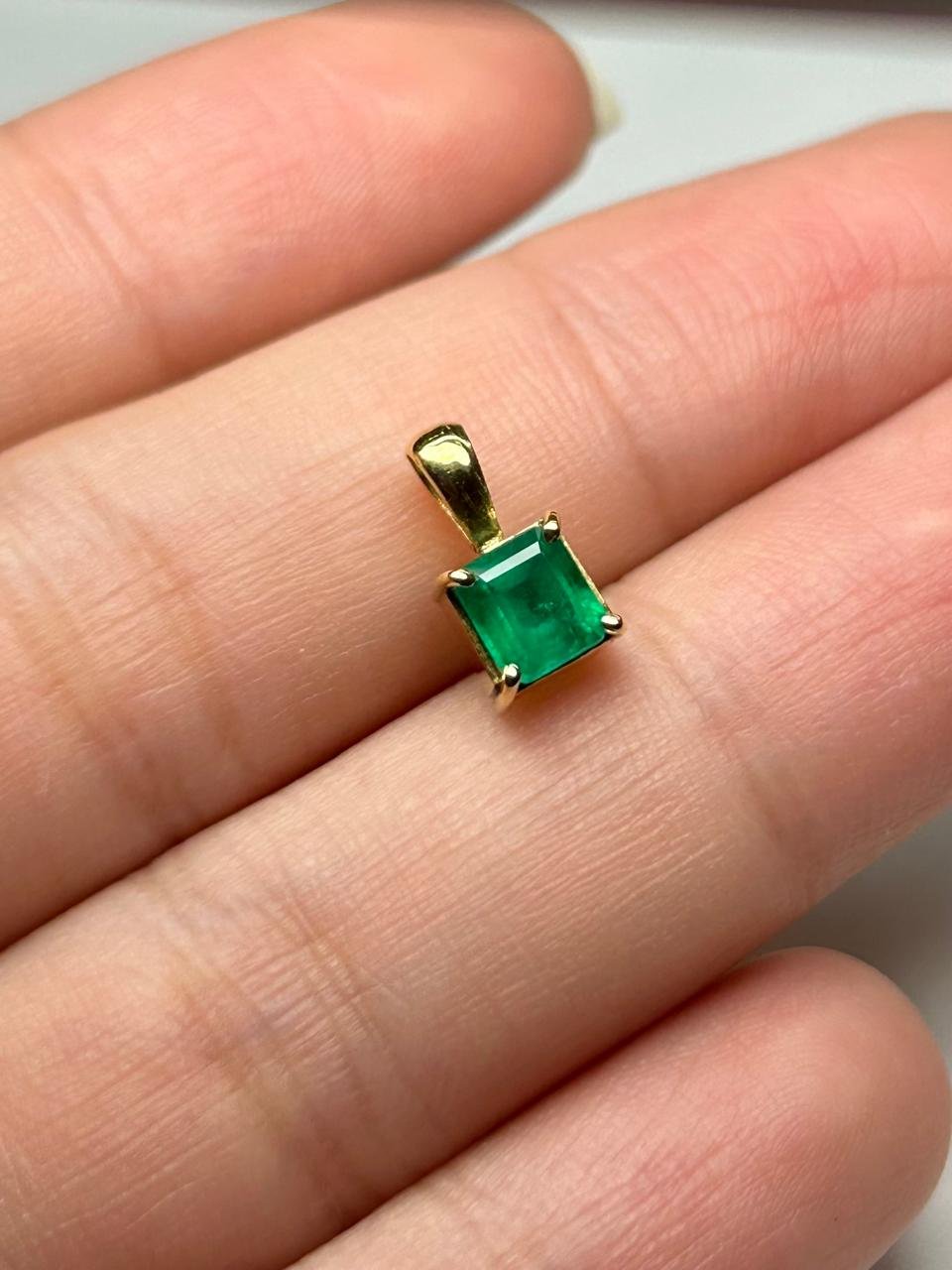 DIJE ORO 18KTES SOLITARIO COLGANTE EN UÑAS Mirano