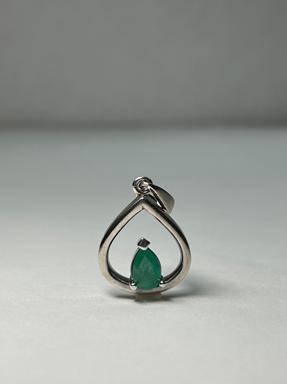 DIJE PLATA LEY 925 MEDALLON LAGRIMA ESMERALDA COLOR Mirano