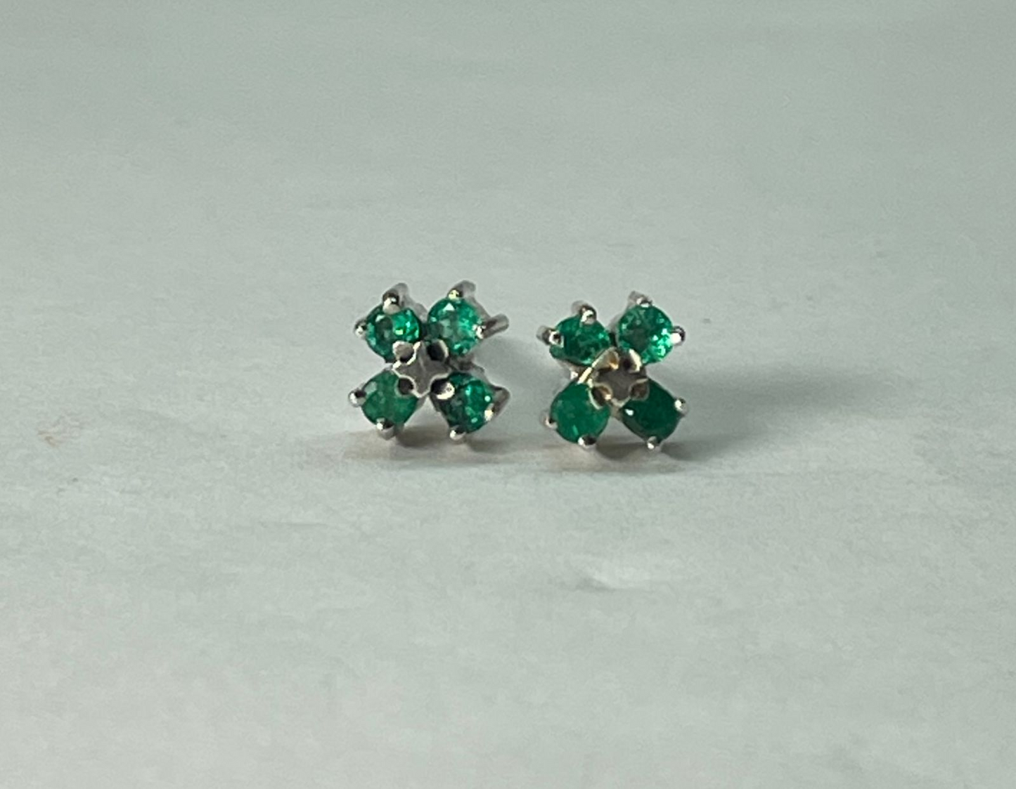 ARETES EN PLATA LEY 925 DISEÑO FLOR 4 ESMERALDAS Mirano