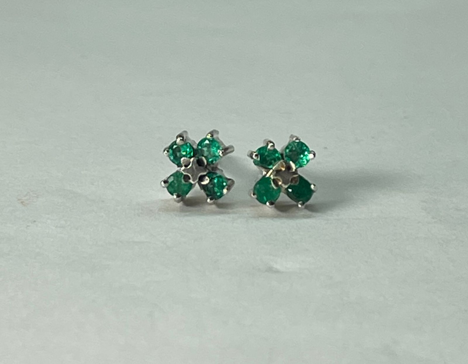 ARETES EN PLATA LEY 925 DISEÑO FLOR 4 ESMERALDAS Mirano