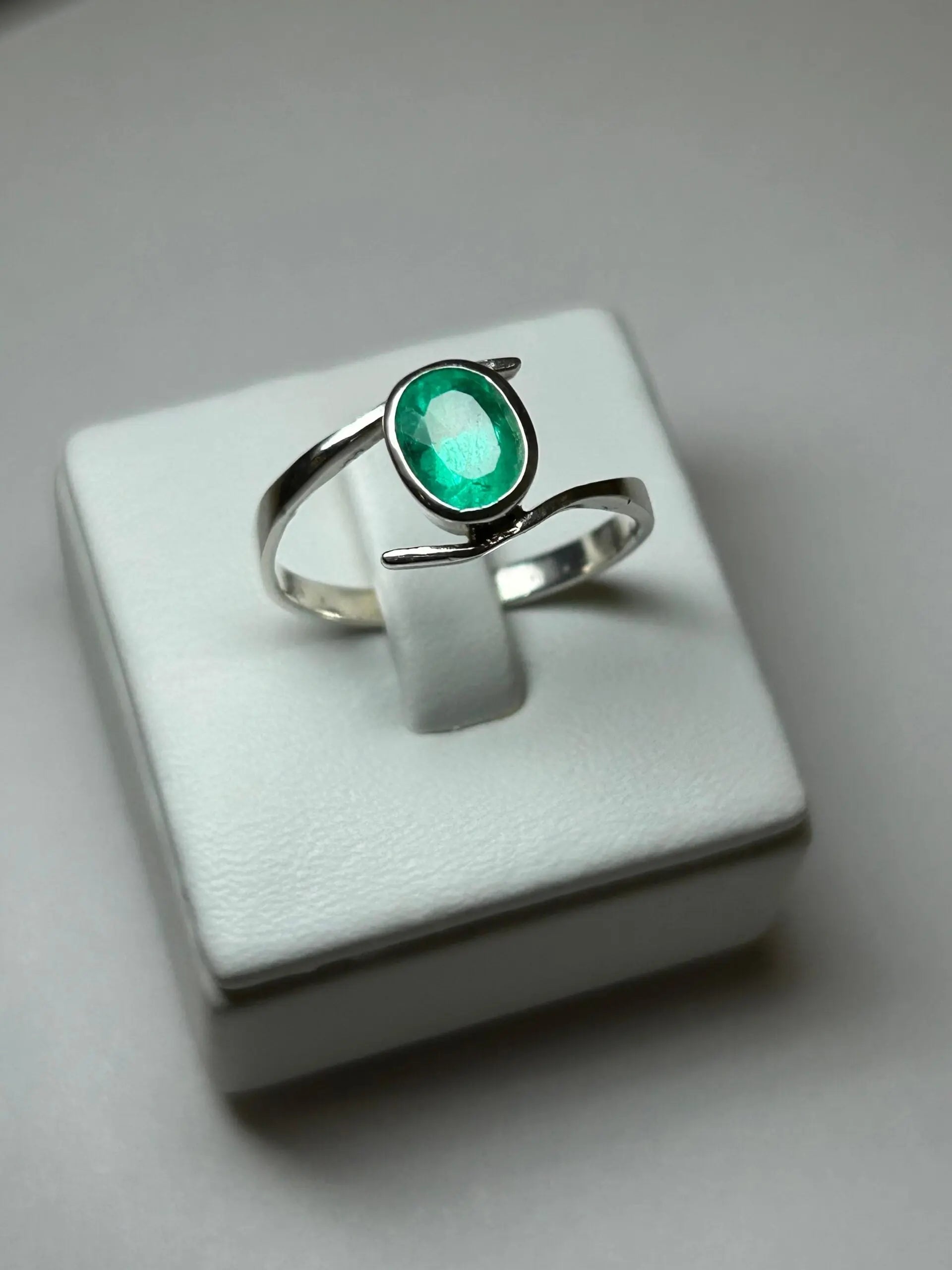 ANILLO LEY 925 DISEÑO CRUZADO SOLITARIO Mirano