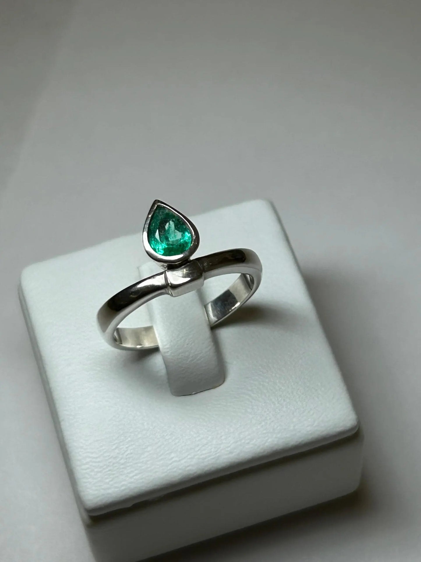 ANILLO LEY 925 DISEÑO AL BISEL SOLITARIO Mirano