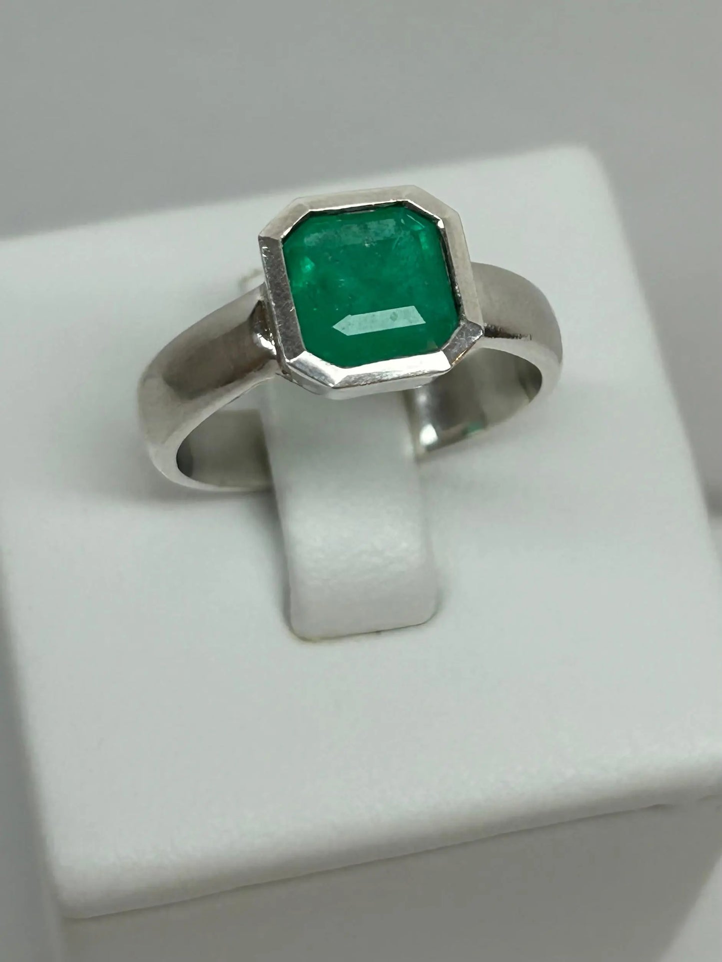 ANILLO LEY 925 DISEÑO AL BISEL SOLITARIO Mirano