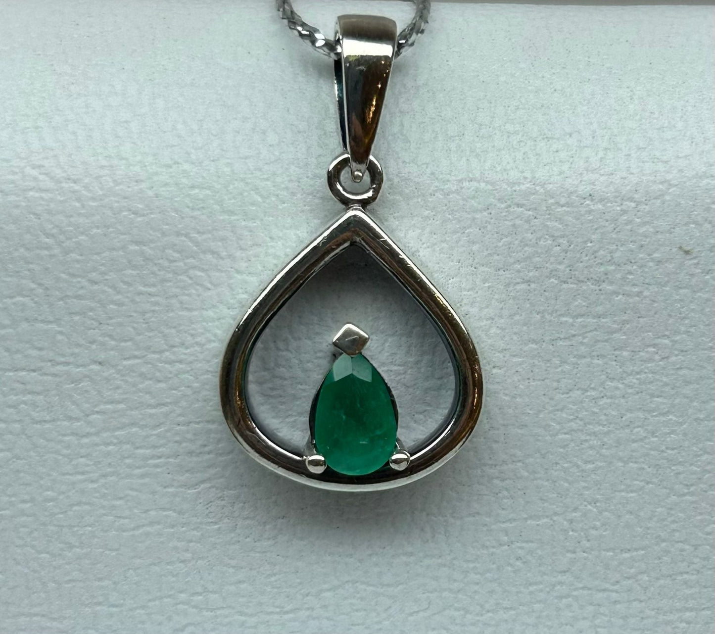 DIJE PLATA LEY 925 MEDALLON LAGRIMA ESMERALDA COLOR Mirano