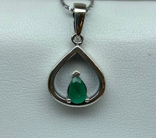DIJE PLATA LEY 925 MEDALLON LAGRIMA ESMERALDA COLOR Mirano