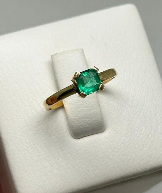 ANILLO ORO 18 KTE CUADRADO UÑA PEQUEÑA