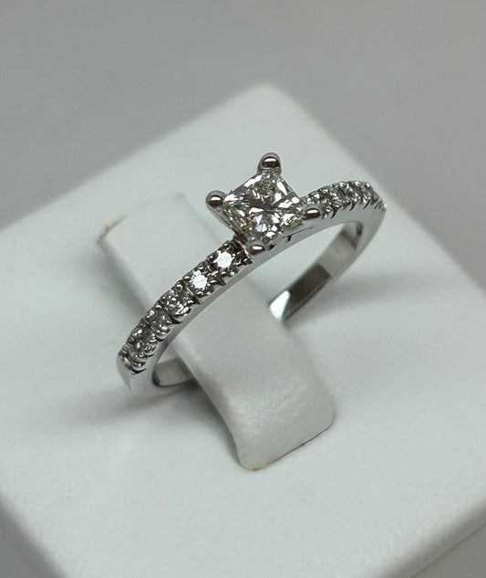 ANILLO ORO 18 KTE BLANCO CON DIAMANTES