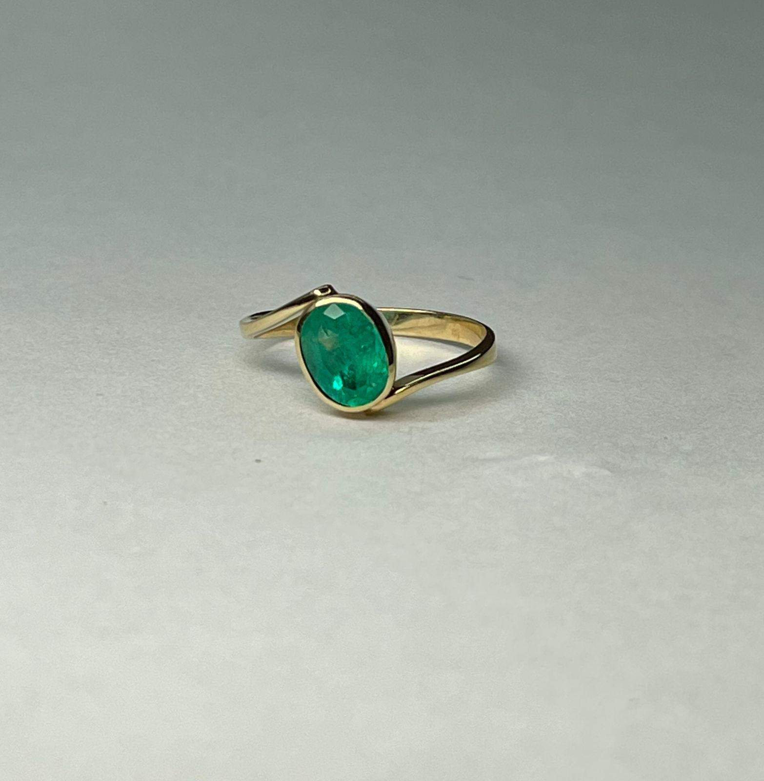 ANILLO ORO 18 KTE OVALO BISEL ENCONTRADO Mirano