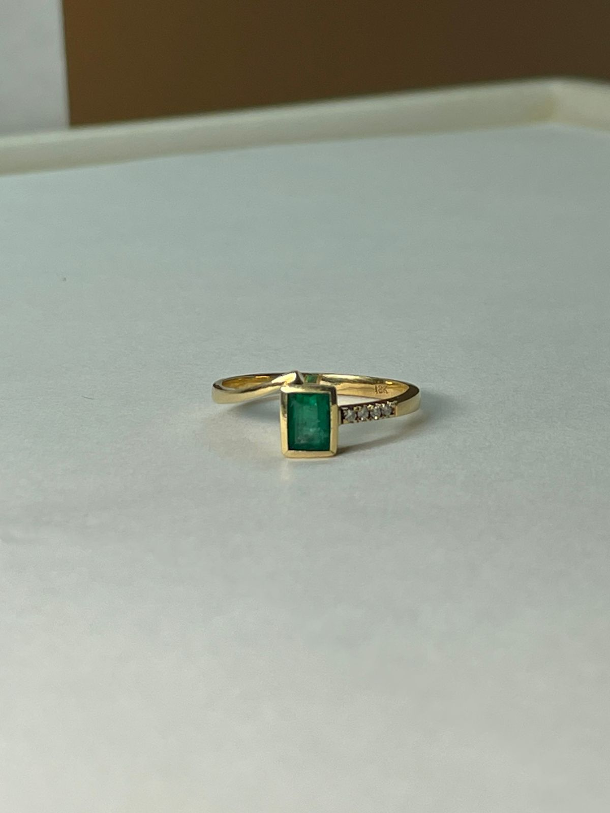 ANILLO ORO 18 KTE ENCONTRADO BISEL CON DIAMANTES Mirano