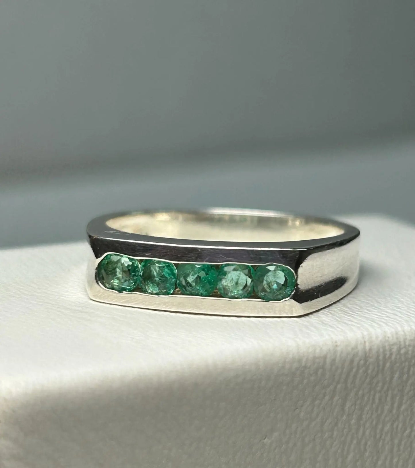 ANILLO LEY 925 DISEÑO BANDA 5 PIEDRAS AL BISEL Mirano