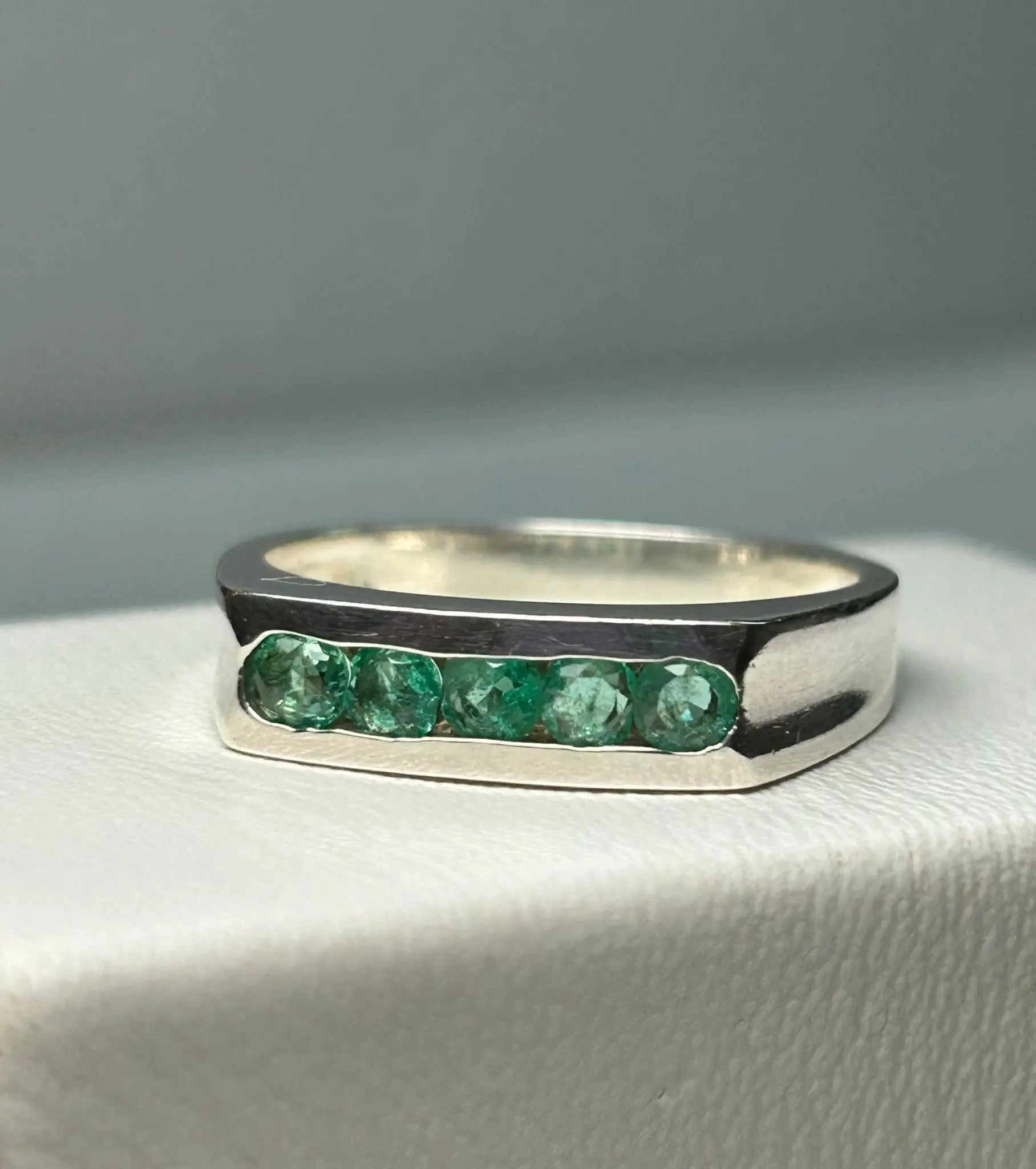 ANILLO LEY 925 DISEÑO BANDA 5 PIEDRAS AL BISEL Mirano