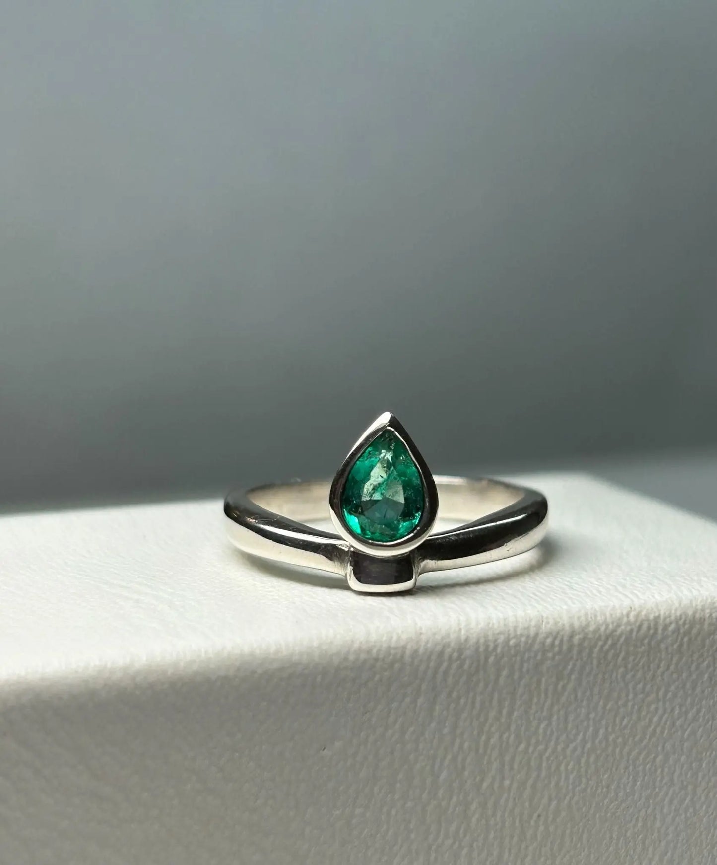 ANILLO LEY 925 DISEÑO AL BISEL SOLITARIO Mirano