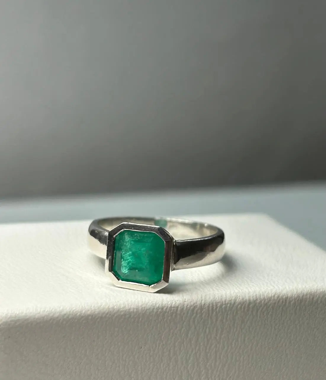 ANILLO LEY 925 DISEÑO AL BISEL SOLITARIO Mirano