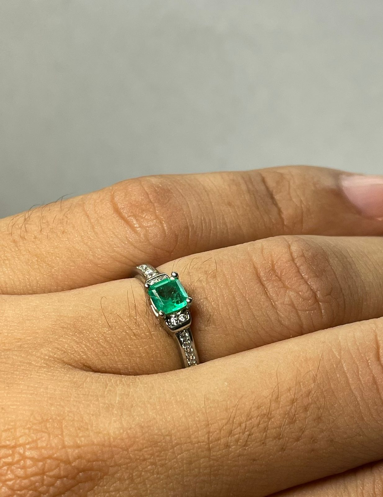 ANILLO PLATA LEY 925 CON BAÑO EN ORO BLANCO DISEÑO CAJA Mirano