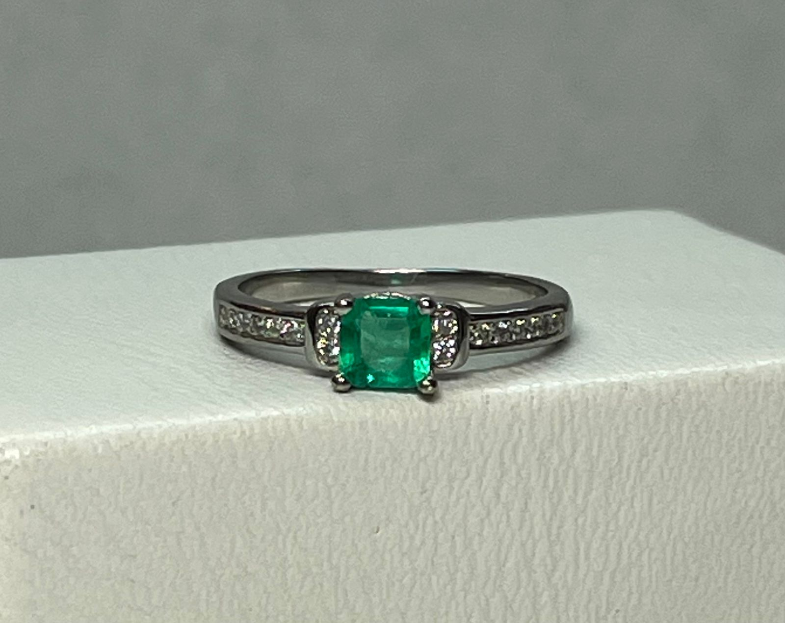 ANILLO PLATA LEY 925 CON BAÑO EN ORO BLANCO DISEÑO CAJA Mirano