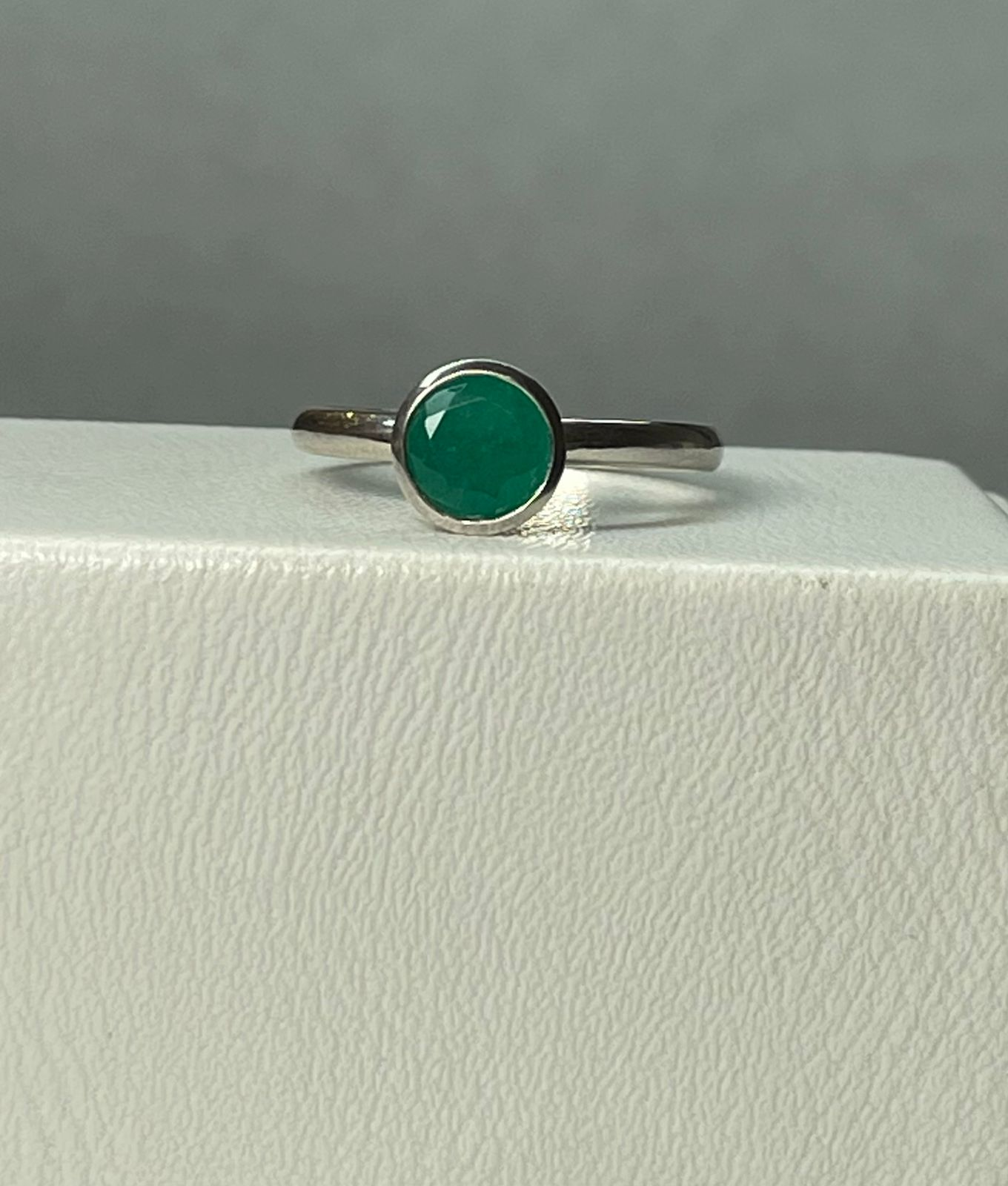 ANILLO EN PLATA LEY 925 DISEÑO AL BISEL SOLITARIO Mirano