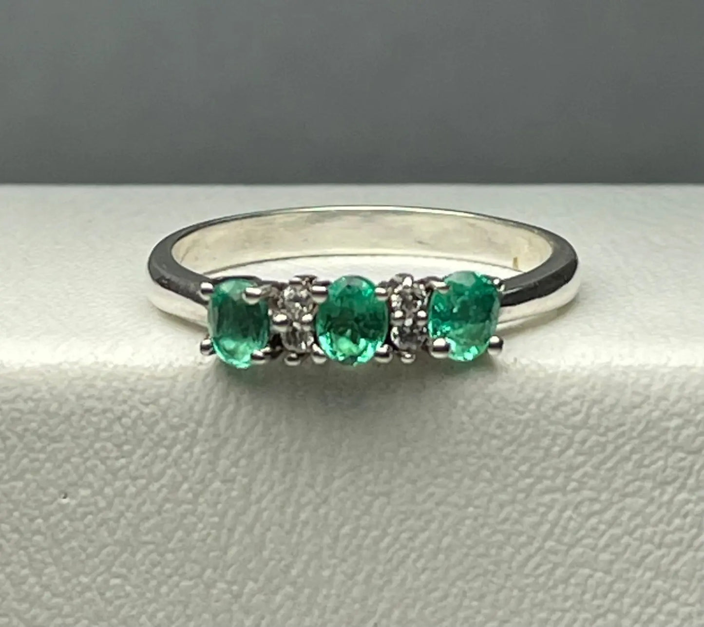 ANILLO LEY 925 DISEÑO BANDA 3 PIEDRAS Mirano