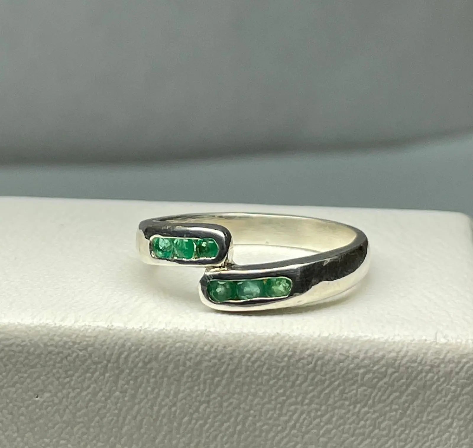 ANILLO LEY 925 DISEÑO BANDA 6 PIEDRAS AL BISEL CRUZADA Mirano