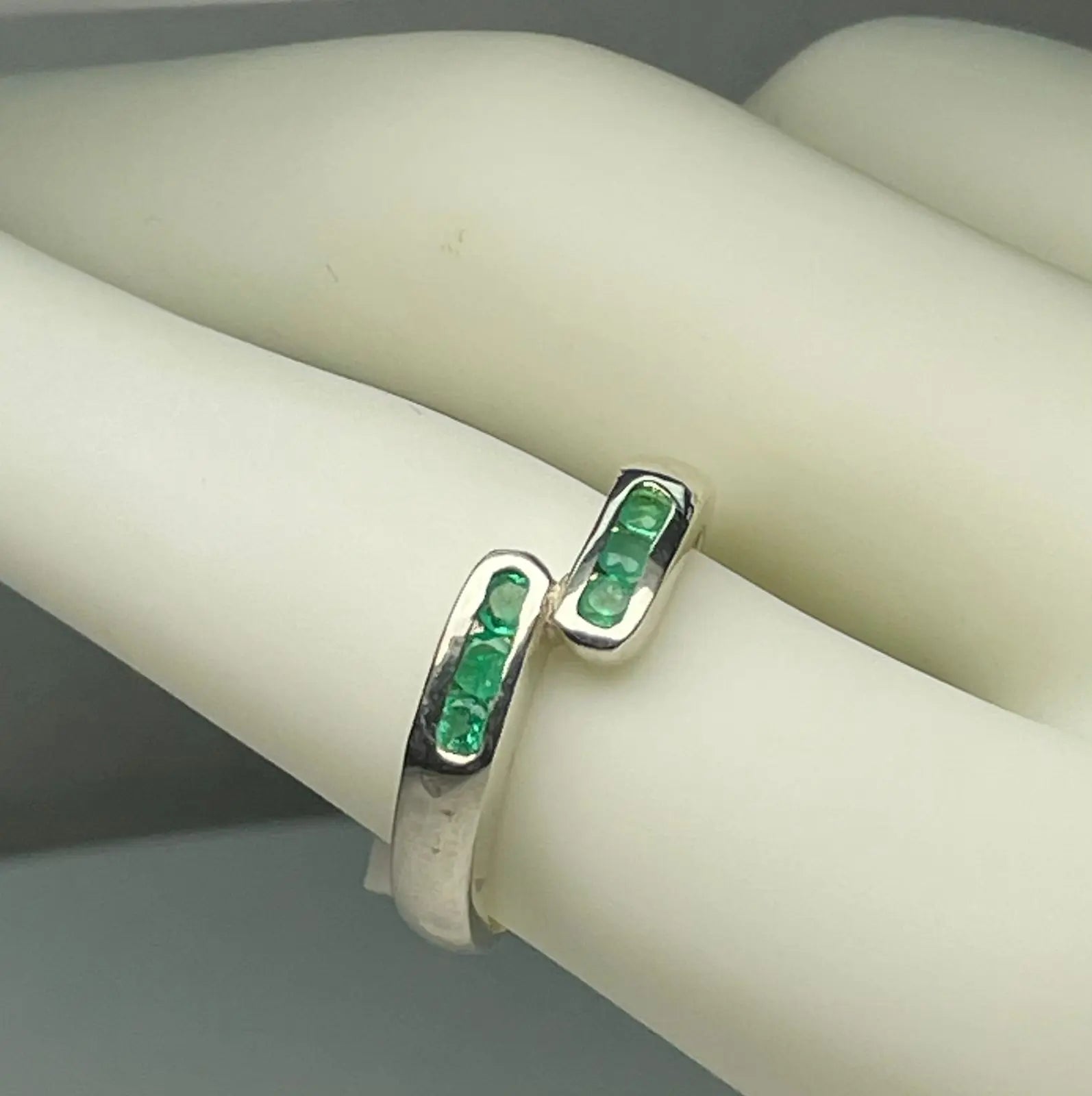 ANILLO LEY 925 DISEÑO BANDA 6 PIEDRAS AL BISEL CRUZADA Mirano