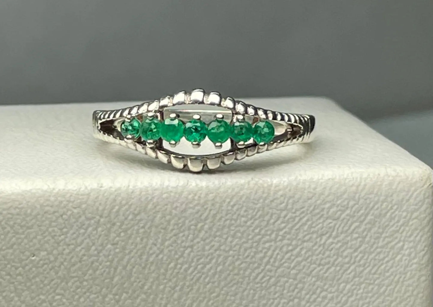 ANILLO LEY 925 DISEÑO BANDA 7 PIEDRAS OJO Mirano