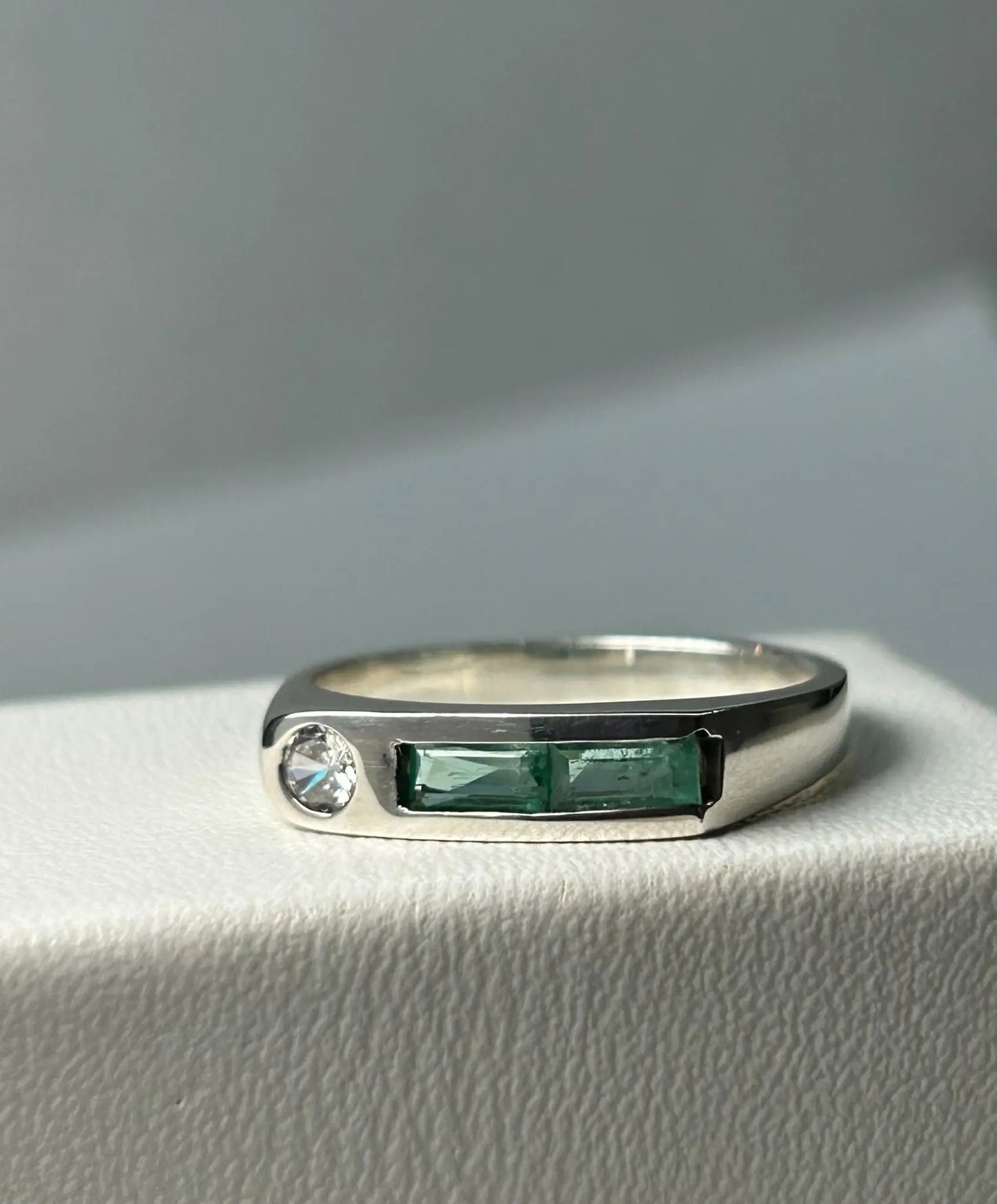ANILLO LEY 925 DISEÑO BANDA 2 PIEDRAS AL BISEL Mirano
