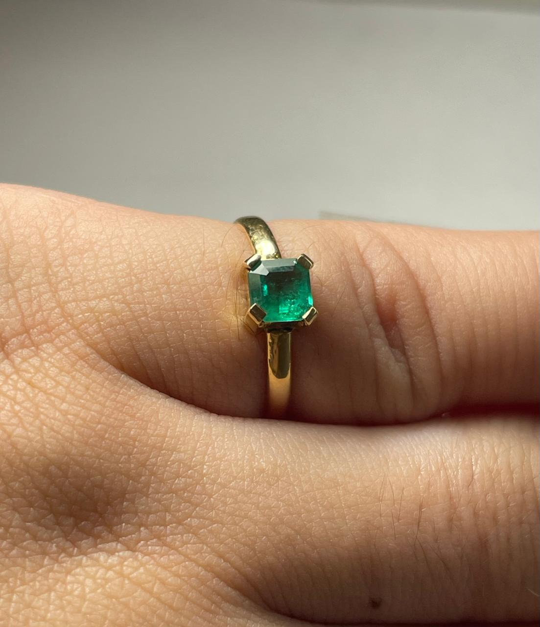 ANILLO ORO 18 KTE CUADRADO UÑA PEQUEÑA