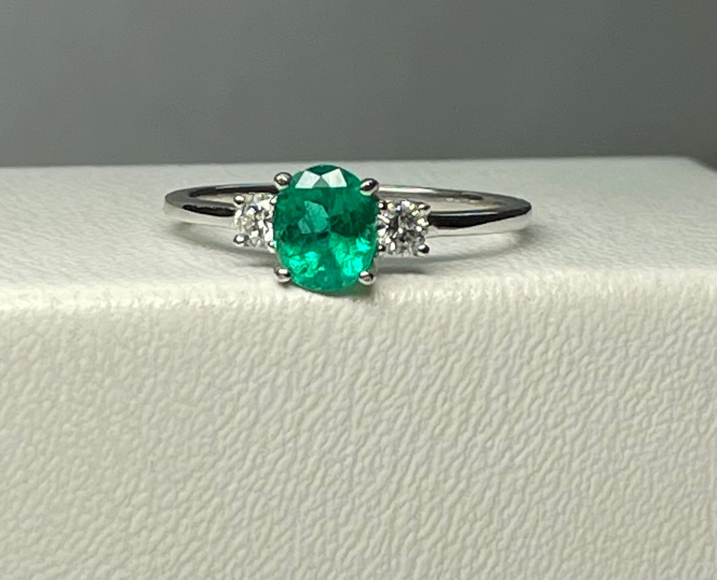 ANILLO ORO 18 KTE BLANCO DULCE Y DIAMANTES
