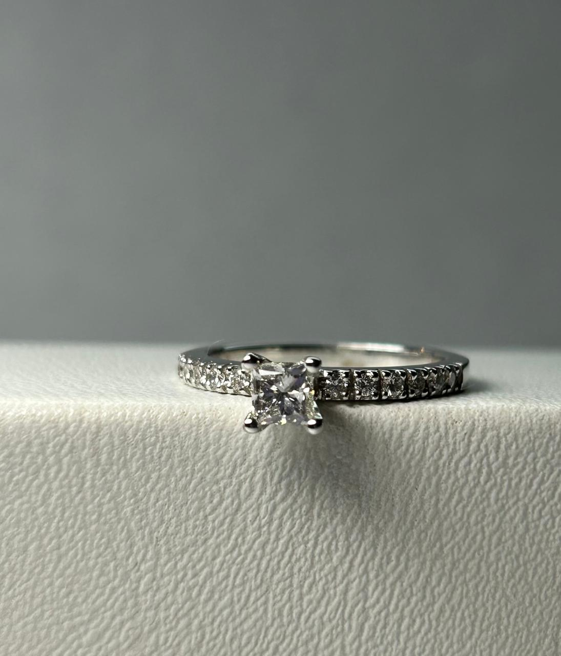 ANILLO ORO 18 KTE BLANCO CON DIAMANTES