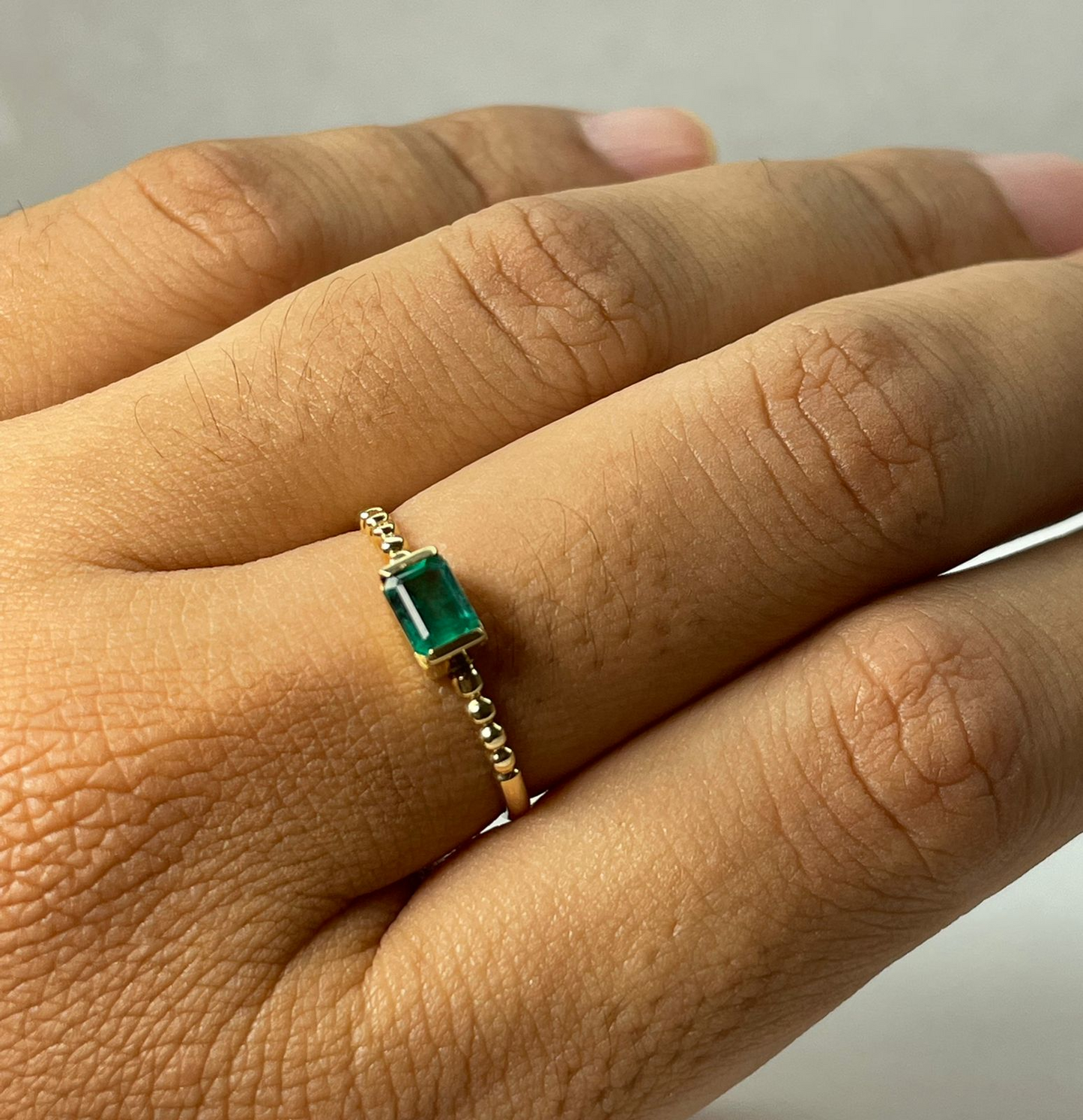 ANILLO ORO 18 KTE MEDIO BISEL