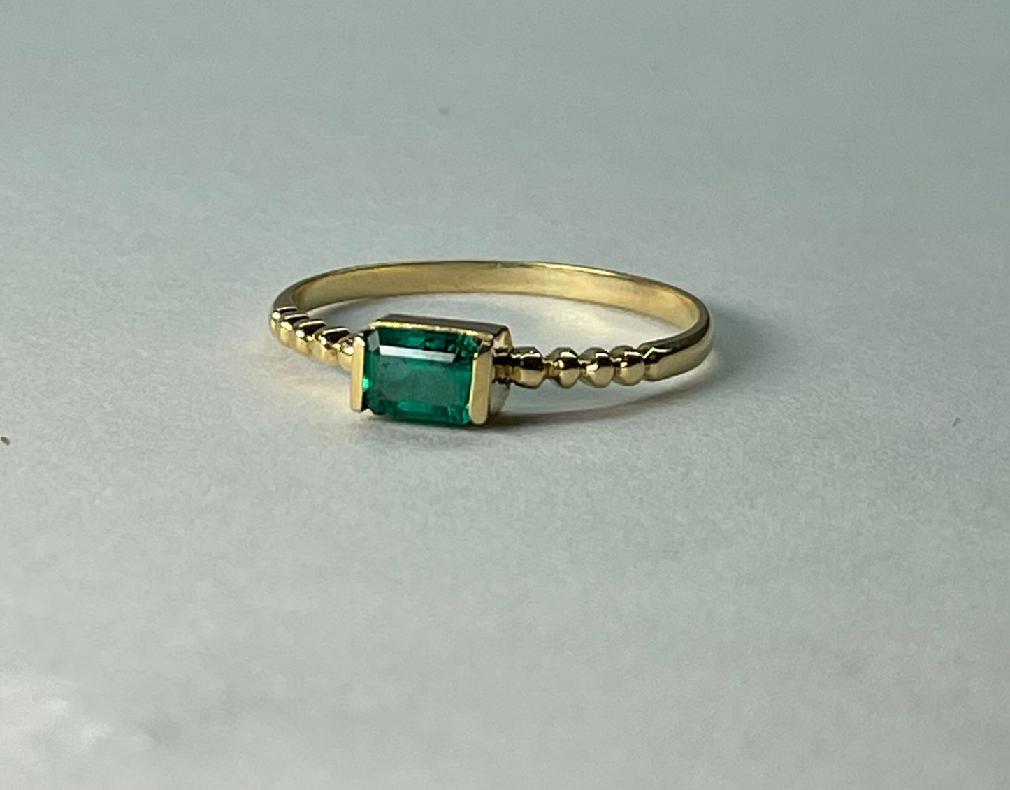 ANILLO ORO 18 KTE MEDIO BISEL