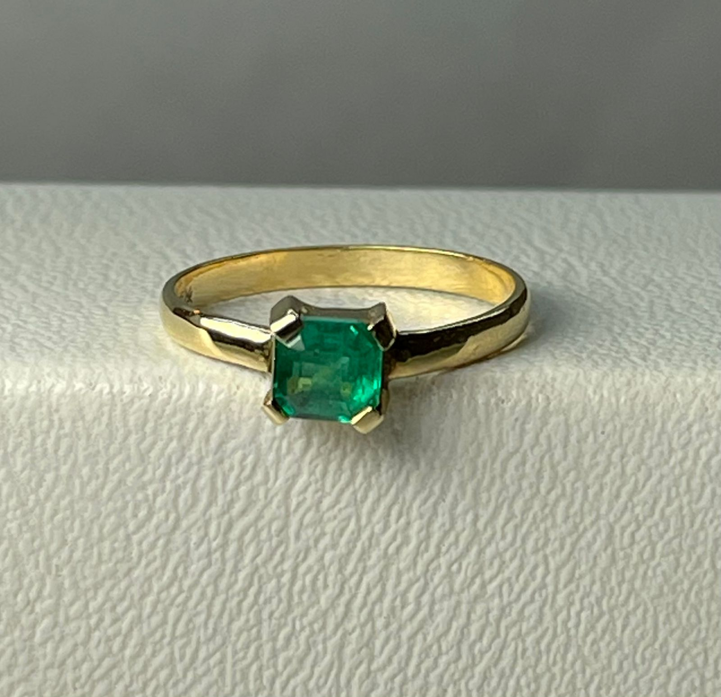 ANILLO ORO 18 KTE CUADRADO UÑA PEQUEÑA