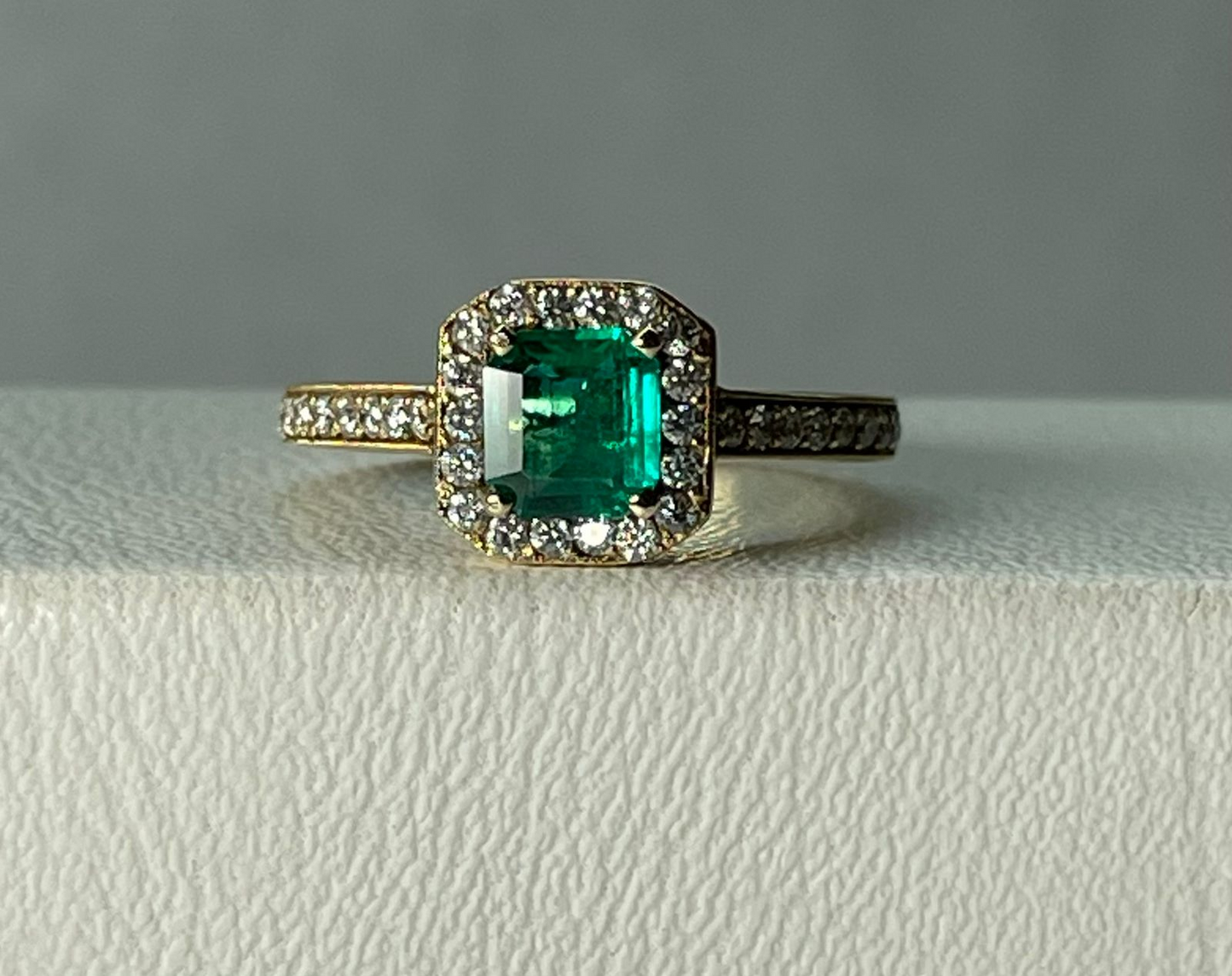 ANILLO ORO 18 KTE CUADRADO MARQUESA CON DIAMANTES