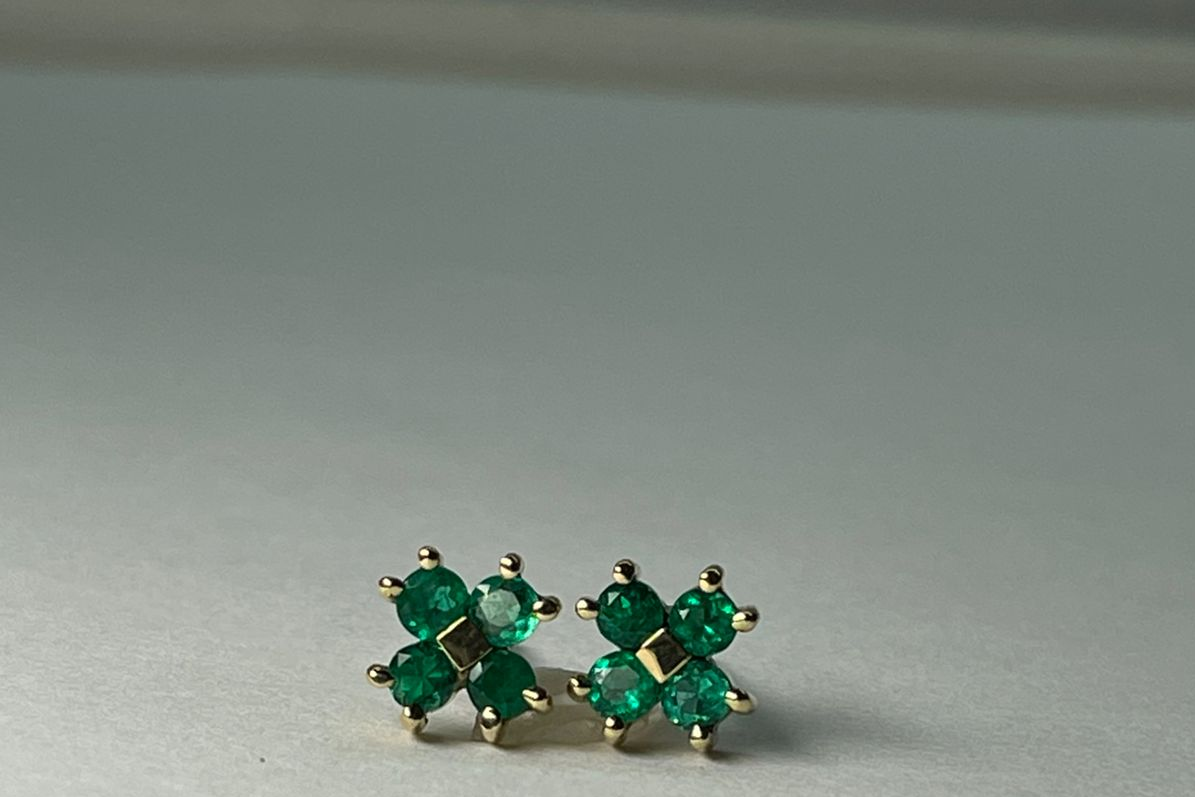 ARETES ORO 18 KTE FLOR 4 PIEDRAS Mirano